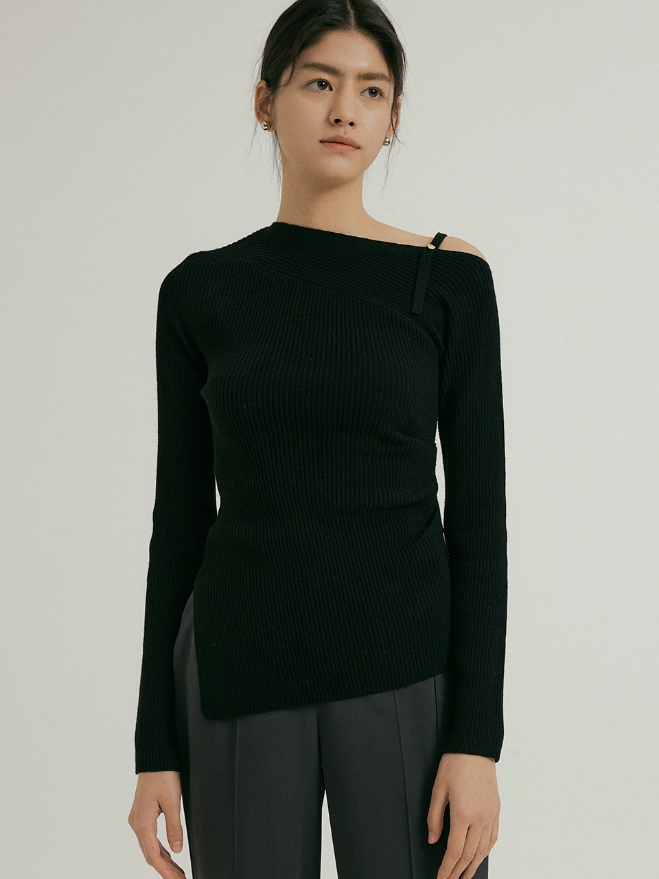 comos 762 merino wool off shoulder pintuck knit (black)