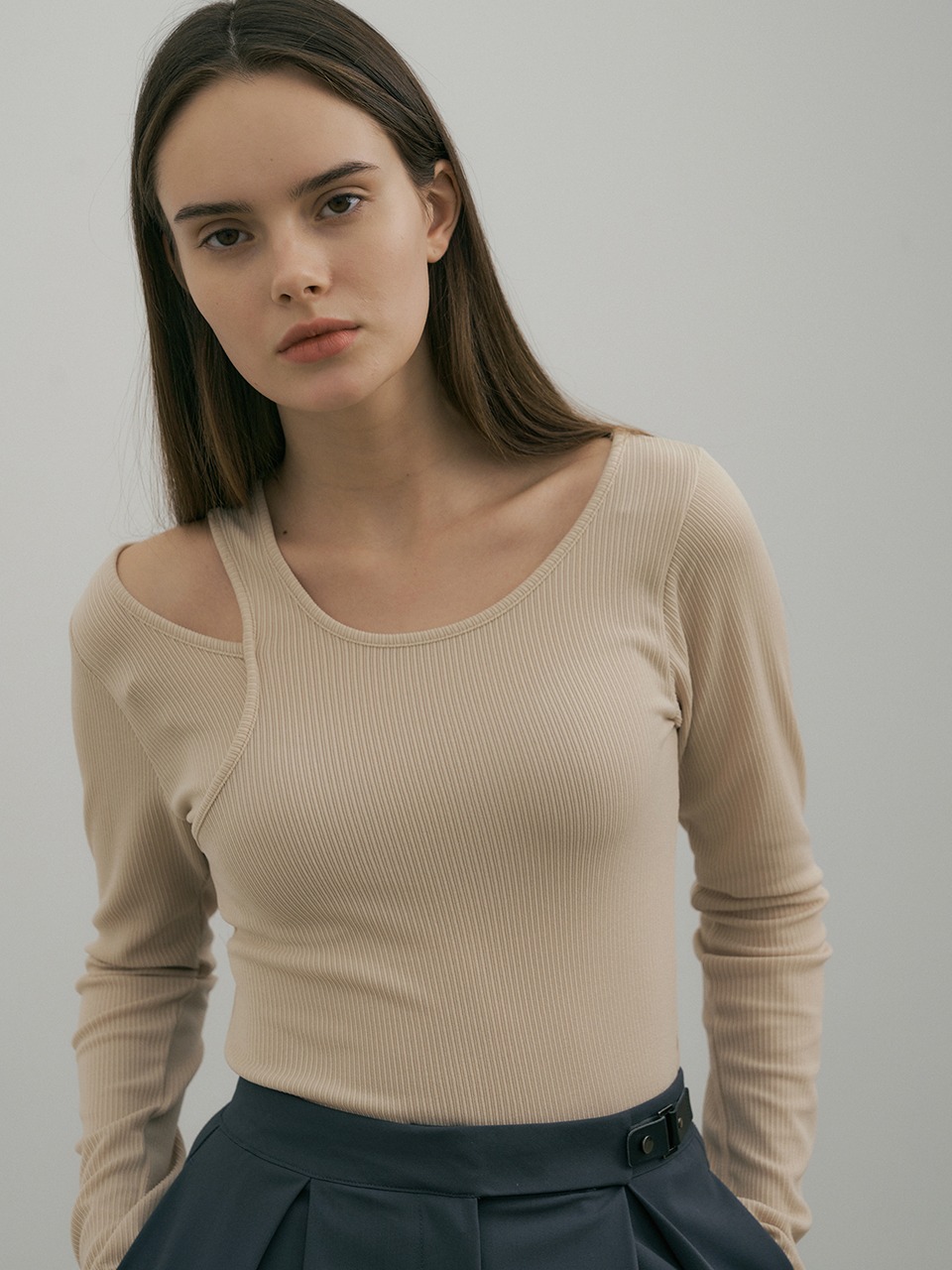 comos 778 cut-out layered top (beige)