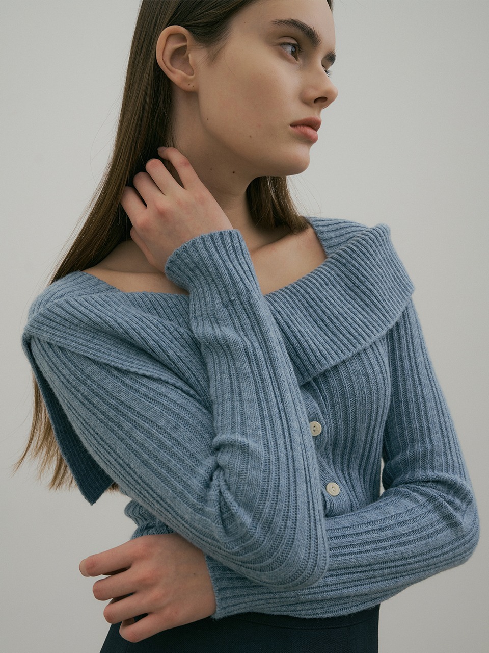 comos 785 off-shoulder button knit (ash blue)